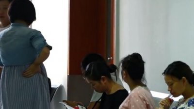 中国湖北省武汉市医院妇产科一派忙碌景象，挤满产妇和待产孕妇。为了让孩子将来早一年上学，不少未到预产期的准妈妈，通过剖腹抢生“开学宝宝”，已经成为近年来的常见现象。