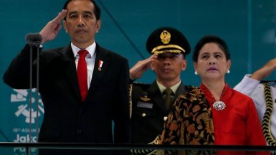 此次在印尼雅加达巨港举行的亚运会接近尾声，印尼总统佐科（左）准备申办2032年夏季奥运会。这是他在8月18日，出席亚运会开幕礼。