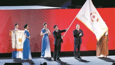 杭州市市长徐立毅领过亚运会会旗后，这意味著杭州正式从雅加达手中，接过棒子，接办2022年亚运会。