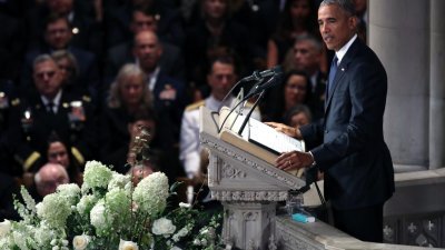 民主党籍的前总统奥巴马，周六在麦凯恩的追悼会上致悼词。共和党和民主党的要员以及权贵，当天齐聚在华盛顿国家大教堂，出席麦凯恩的追思仪式。