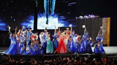 在“杭州时间”表演环节中，著名青年舞蹈家、杭州姑娘殷 硕（前排右3），带领“西子姑娘”们在一轮圆月的辉映之 下，在江南竹笛和琵琶的合乐声之中翩翩起舞。