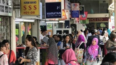 印尼盾爆跌，新加坡“小印尼”城市购物中心迎来大批女佣，忙汇款回印尼。