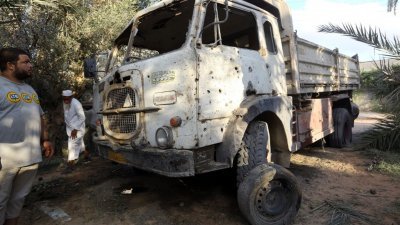 利比亚政府军与武装分子，在的黎波里南部爆发武装冲突，一辆罗里遭迫击炮击中损毁。