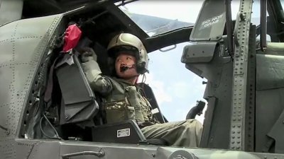 邓铃莹曾在2013年参与在澳洲的“袋鼠演习”，负责驾驶AH－64D阿帕奇战斗型直升机。
