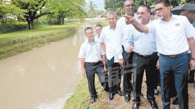 西维尔（右起）与佳日星及雷尔巡视双溪槟榔河，以了解整项治水工程详情，并宣布该工程将会在2019年4月正式动工。（摄影：蔡开国）