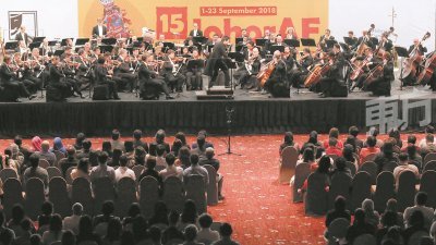 马来西亚爱乐乐团演奏莫札特经典曲目，令人听出耳油。（摄影：刘维杰）