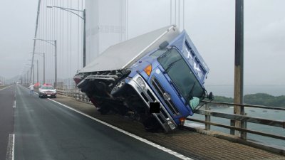 “飞燕”最高阵风时速达216公里，足以将行驶中的汽车吹翻！在四国香川县濑户大桥的桥面上，一辆重型货车不敌“飞燕”的威力，被吹翻在一侧。