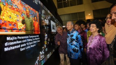马哈迪（右2）和西蒂哈斯玛（右1）出席国家艺术中心60周年推介仪式时，参观大会准备的展览。