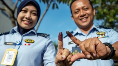 斯里斯帝亚州议席补选，2597位军人与配偶在梳邦空军基地的投票中心提前投票。两名军人在投票后，亮出其点墨的“黑手指”。