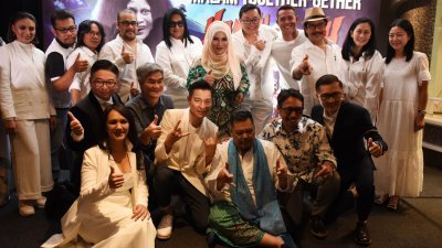 天王刘德华以超级VVIP身份出席，在记者会上他与马来恐怖喜剧电影《Hantu Kak Limah》一众主创人员及演员喜气庆功。