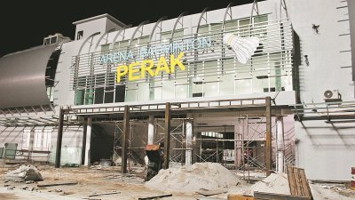 延宕竣工的怡保达鲁里端羽球馆外仍置放著不少待处理的建筑材料。