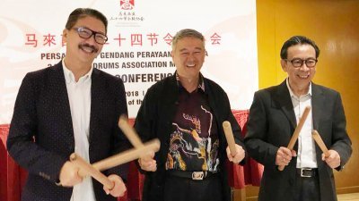 陈再籓（右起）、李金友及吴圣雄在记者会上，启动配合二十四节令鼓创立30周年的庆典活动。