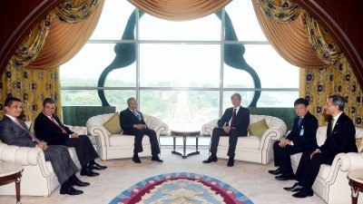 马哈迪（左3起）接待张志贤礼貌拜访，双方会面历时约半小时。左起为经济事务部长阿兹敏、外交部长赛夫丁、新加坡交通部长许文远、新加坡外交部长维文。