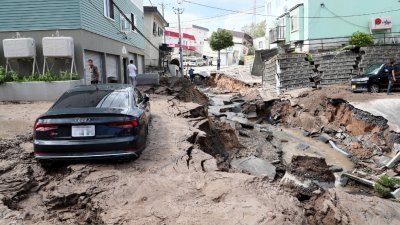 刚经历台风“飞燕”吹袭的北海道，祸不单行的又遇上强震，导致札幌市清田区附近疑似出现土壤液化情况，有车辆陷入陷入泥泞动弹不得。