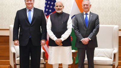 美国国务卿蓬佩奥（左）和美国防长马蒂斯（右），周四在印度首都新德里，与印度总理莫迪会晤。