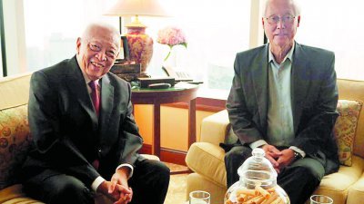 新加坡荣誉国务资政吴作栋（右）到香港时，与前特首董建 华见面叙旧。