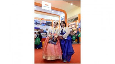   在马来西亚国际旅游展上，工作人员穿上不同国家的民族服装，吸 引公众的目光。 （摄影：黄良儒）