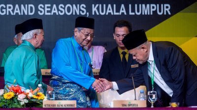 首相敦哈迪（左2）为马来西亚穆斯林福利组织大会开幕，获副主席沙希淡（右）握手迎接。