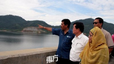 杰瑟尼（左起）向曹观友和诺雷拉（左3）解释孟光水坝扩建工程的细节。