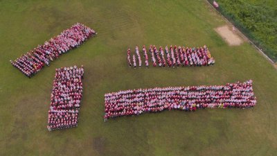 逾千位师生及校友拼列出“仁”字，欲创下马来西亚纪录大全。