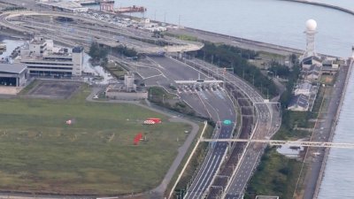 日本关西国际机场联外桥梁，遭到货柜轮撞击受损。