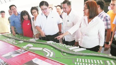 槟城论坛制作模型，让居民更了解第一泛槟岛大道计划的高架公路途经地段。