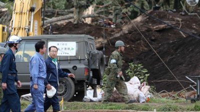 日本首相安倍晋三（左2）周日上午到厚真町，视察地震灾区。厚真町受灾严重，强烈地震引发多处山崩。