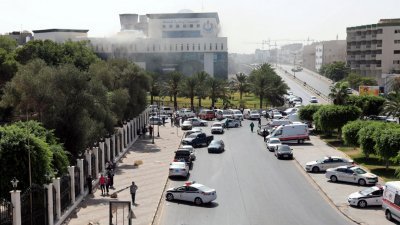 利比亚的黎波里国家石油公司总部，周一遭到武装分子攻击，现场据称传出5次爆炸声及枪响，远处可见石油公司大楼四周浓烟弥漫。事发后，救护车及安全部队赶到现场营救。