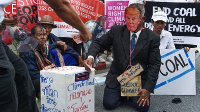 曼谷气候会议举行期间，一批保护环境活跃人士在会场外，扮演美国总统特朗普拒绝参与为遏制气候暖化的《巴黎气候协定》行动剧。