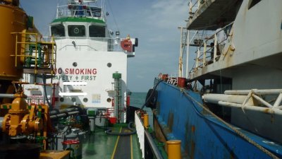 大马海事执法机构在边佳兰海域，拦截 两艘进行非法输油活动的船只。