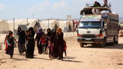 叙利亚政府军准备向伊德利卜省的反抗军，发动最后攻势，当地民众纷纷收拾家当逃离家园，躲避战争。