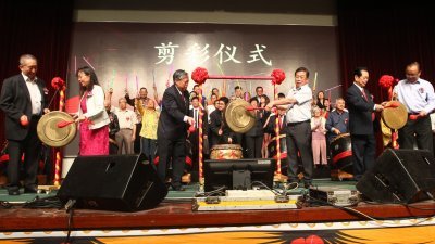 陈国伟（左4）在中国学校102周年校庆晚宴担任鸣锣人，左起为大会主席沈德和、原产业部长郭素沁、邹寿汉、黄振昌和方贵伦。