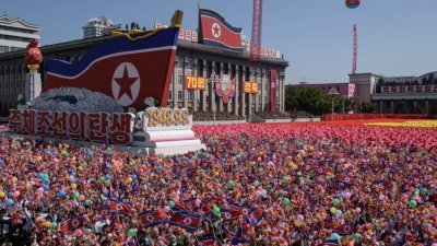 朝鲜周日迎来了建国70周年庆，并于当天早晨在首都平壤的金日成广场，举办国庆活动。与会的朝鲜民众高举朝鲜国旗、五彩缤纷的鲜花及气球喜迎国庆，现场被挤得水泄不通、壮观盛大。