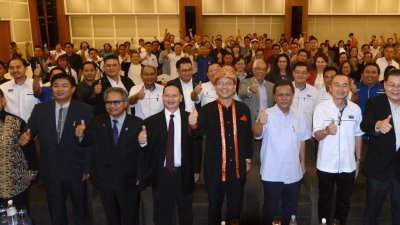 沙菲益（右4）出席由民统举办的“马来西亚日论坛”活动，并与该党领袖合照。右5为丹敖。