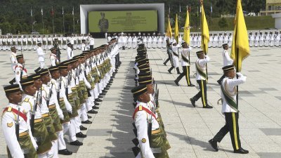 由28名官员和550名马来西亚武装部队组成的阅兵队伍，周一在布城英雄广场为来临周三检阅仪式进行总彩排。