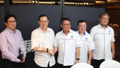 林冠英（左2起）欢迎杜进良的提议，游说马来西亚房地产商公会槟城分会的会员在销售与服务税开跑后，重新检讨房产价格。（摄影：陈振豪）