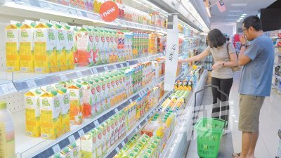 虽然果汁被征收5%税务，惟超市内仍见有消费者在选购。（摄影：曾钲勤）