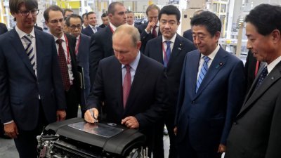 俄罗斯总统普京（中）和日本首相安倍晋三（右2），周一在海参威参观了俄日联合汽车装配厂。