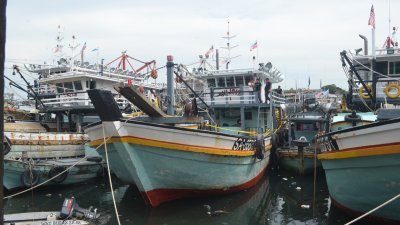 遭武装分子登船掳走渔夫的渔船。