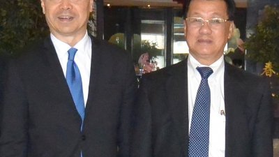 华总会长丹斯里方天兴出席中国侨联大会时与侨联司长朱柳（左）相见欢。