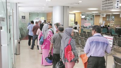 吉隆坡市政局推出交通罚单“双重优惠”，许多民众纷纷把握机会，到市政局大厦查询及缴清罚单。（摄影：伍信隆）