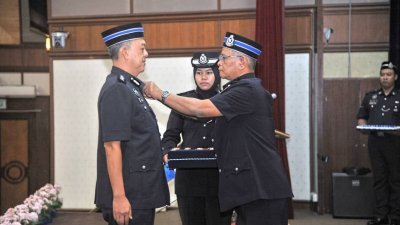 诺拉昔（右）亲自颁赠奖章给获表扬的警员。