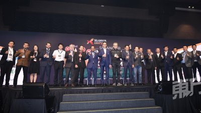 拉惹沙林（左8起）与邓章钦出席“2018年雪兰莪精明城市与数码经济峰会”开幕仪式时，和来自国内外的主讲人合影。（摄影：伍信隆）