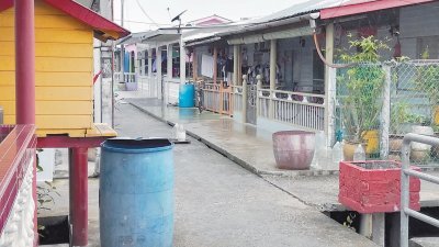 吉胆岛大制水已迈入10天，预料周日会恢复水供，制水期间，岛民在住家外摆放水桶储存雨水应急。