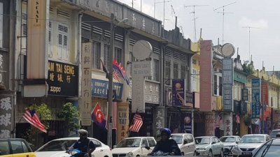 麻坡市区多家商店的柱子雕刻商号，受访商家促请政府豁免征收广告执照费。
