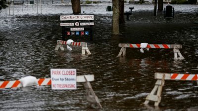 已降为一级飓风的“弗洛伦斯”，已在北卡罗来纳州造成灾情。北卡州新伯尔尼市的联合中心公园，当地时间周四已渐渐地被洪水淹没。