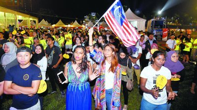 在八打灵再也东区草场举行的“2018年希望嘉年 华-团结马来西亚日倒数演唱会”，不少民众带著 国旗出席演唱会，表达爱国之心。（摄影：伍信隆 ）
