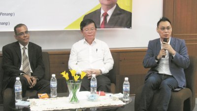 杉杰古玛（左起）、曹观友及陈俧龙在ATC学院举办的槟州交通大蓝图论坛上主讲。
