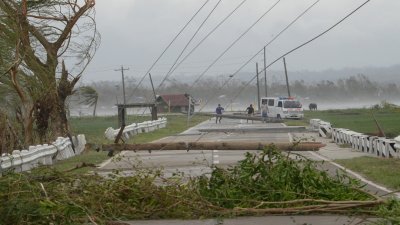 菲律宾北部吕宋岛卡加延省，周六受到超级台风“山竹”吹袭，许多的树木、电线杆倒在道路中央，甚至挡住了一辆载送一名患病儿童的救护车。