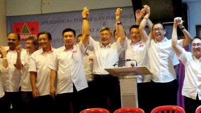 马袖强（左5）与州领导层一同举手打起，左4为蔡连财，左6为颜炳南。